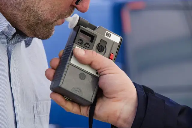 Alkomat w pracy: Czy ochrona ma prawo Cię zbadać? Poradnik.