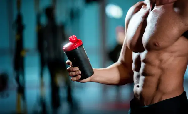 Shake proteinowy przed czy po treningu - co wybrać dla lepszej regeneracji?