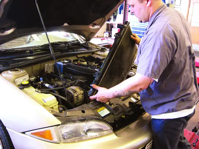 Ile kosztuje wymiana chłodnicy? Sprawdź ceny i uniknij wysokich wydatków