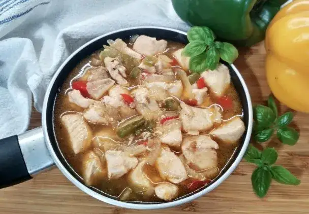 Gulasz drobiowy: przepis na soczysty obiad w 25 minut!