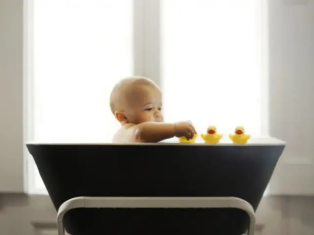 O której kąpać niemowlaka, aby zapewnić mu spokojny sen?