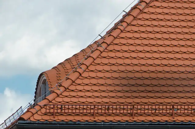 Dachówka: poznaj najważniejsze cechy i rodzaje materiału na dach