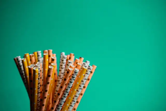 Słomki plastikowe: Dlaczego zniknęły? Przegląd eko-alternatyw