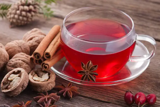 Jak parzyć czerwoną herbatę, aby uniknąć gorzkiego smaku i cieszyć się aromatem