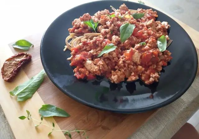 Zdrowa spaghetti bolognese z indyka - pyszna alternatywa dla wołowiny