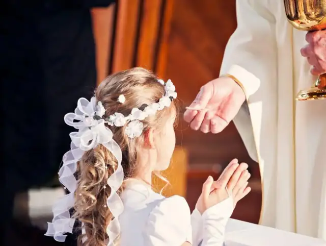 Komunia 2026: Ile pieniędzy do koperty? Uniknij gafy!