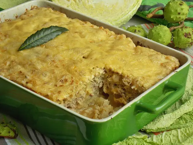 Zapiekanka ziemniaczana z kapustą: Przepis, który zawsze działa