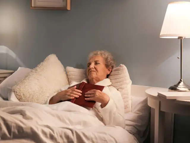 Dlaczego starsze osoby dużo śpią? Odkryj przyczyny nadmiernej senności