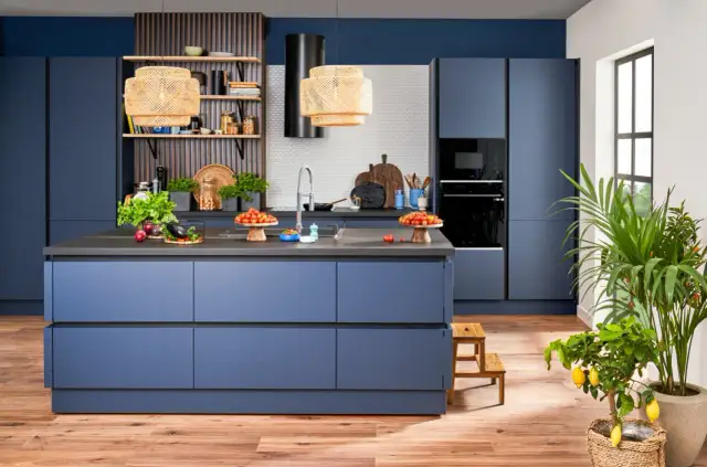 Wyspa kuchenna: otwarte półki czy szafki? Wybierz idealną!