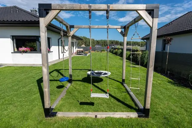 Przydomowy plac zabaw: Budowa krok po kroku bezpieczny ogród marzeń