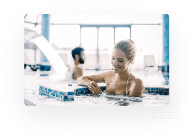 Uśmiechnięta kobieta w basenie multisport. Ile czasu spędzisz na relaksie?