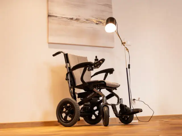Wózek inwalidzki: Ceny 2026, NFZ i PFRON. Jak oszczędzić?