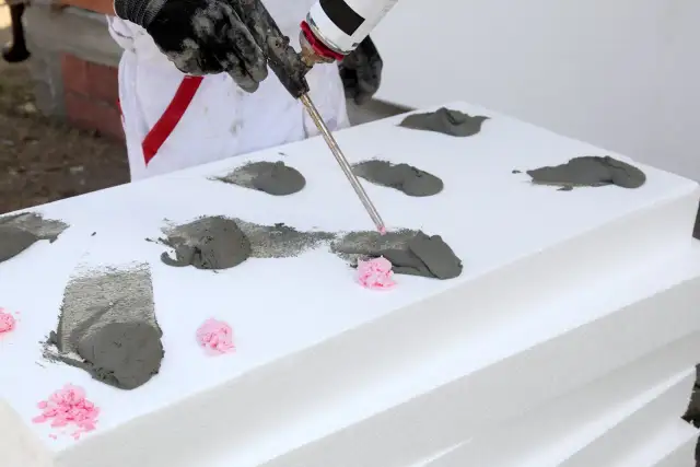 Jak kleić styropian na elewacji, aby uniknąć błędów i strat