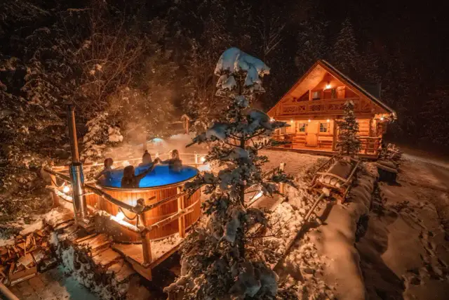 Zimowy wieczór w leśnej bacówce w Nowym Targu. Kąpiel w gorącej balii pod rozgwieżdżonym niebem, w otoczeniu ośnieżonych drzew i przytulnej chaty.