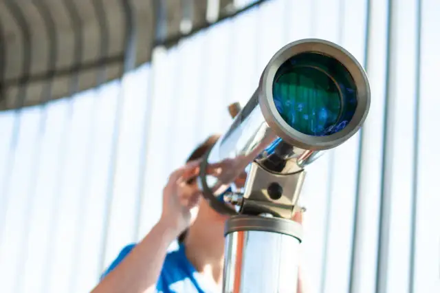 Jak patrzeć przez teleskop: proste kroki dla początkujących astronomów