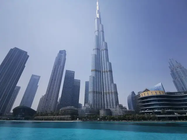 Widok na drapacze chmur w Dubaju nad turkusową wodą.