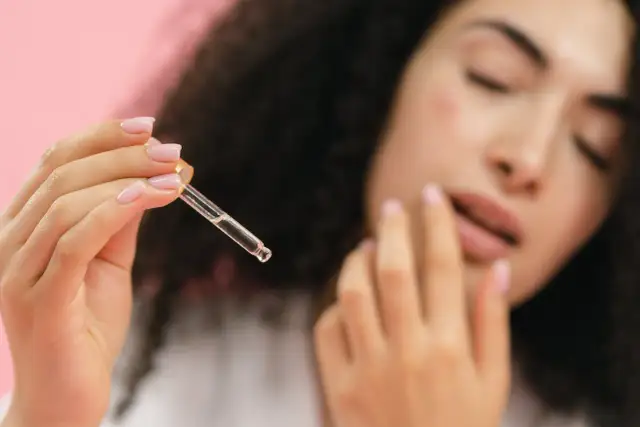 Retinol i kwas hialuronowy: jak łączyć dla odmłodzonej skóry?