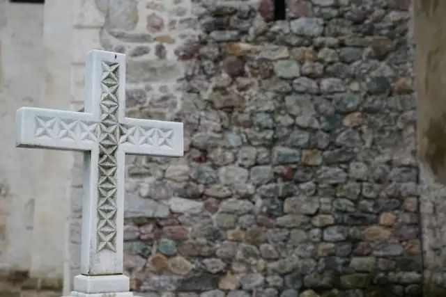 Pogoda na pogrzebie co oznacza – jak interpretować znaki natury