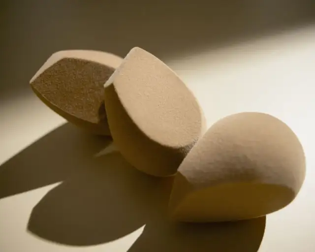 Jak wyczyścić gąbeczkę do makijażu, aby uniknąć bakterii i zniszczeń