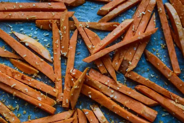 Jak długo piec frytki z batata, aby były chrupiące i pyszne