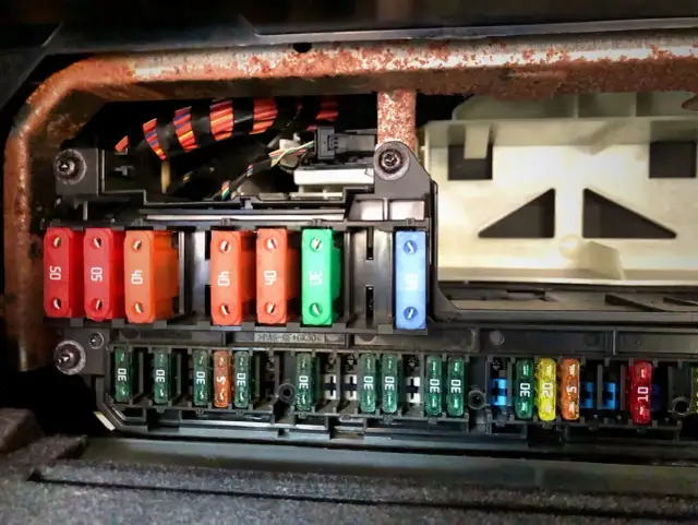 Panel bezpieczników BMW E60. Szukasz, gdzie jest przekaźnik pompy paliwa? Tu są bezpieczniki, ale przekaźnik jest gdzie indziej.