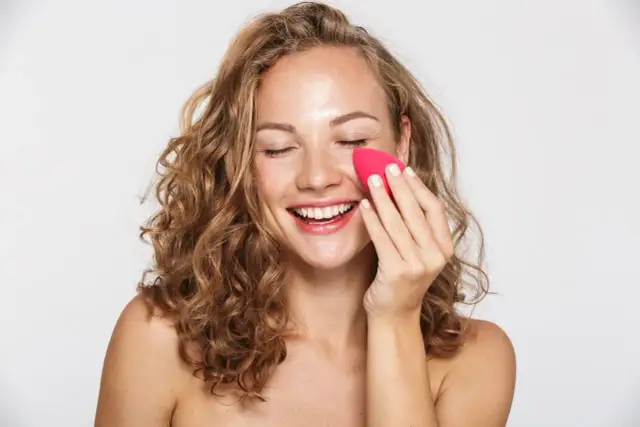 Jak używać gąbki do makijażu? Bez smug, bez maski!