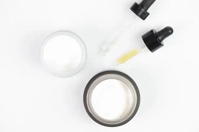 Dwa słoiczki z kremem i dwie pipetki z serum. Badanie kwas salicylowy rozpuszczalność w kosmetykach.
