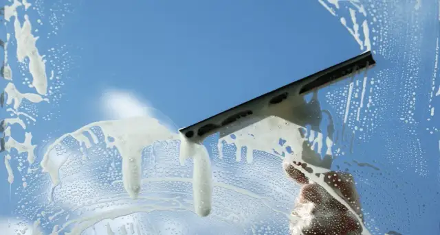 Jak umyć okna żeby nie było smug - sprawdzone metody i porady