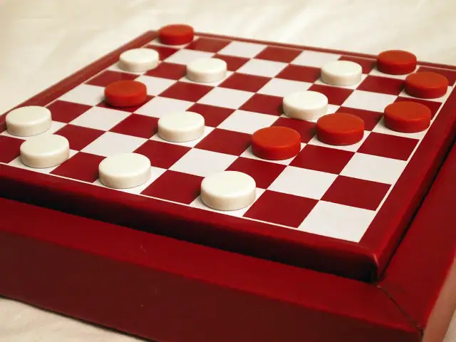 Warcaby ile pionków? Poznaj różnice w liczbie pionków w grach