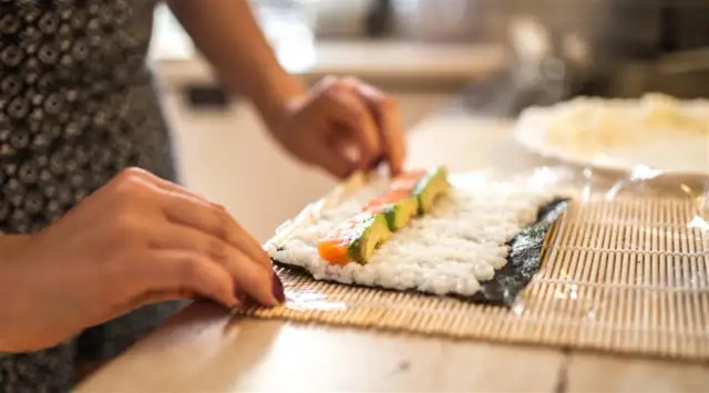 Sushi w domu? Opanuj sztukę: od ryżu po idealne rolki!