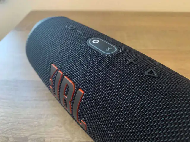 Jaką ładowarkę do JBL Charge 5 wybrać, aby uniknąć problemów?