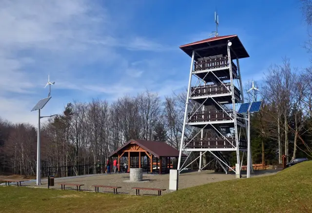 Wieża widokowa i bacówka na Brzance, Jodłówka Tuchowska. Obok wiatrak i panele słoneczne.