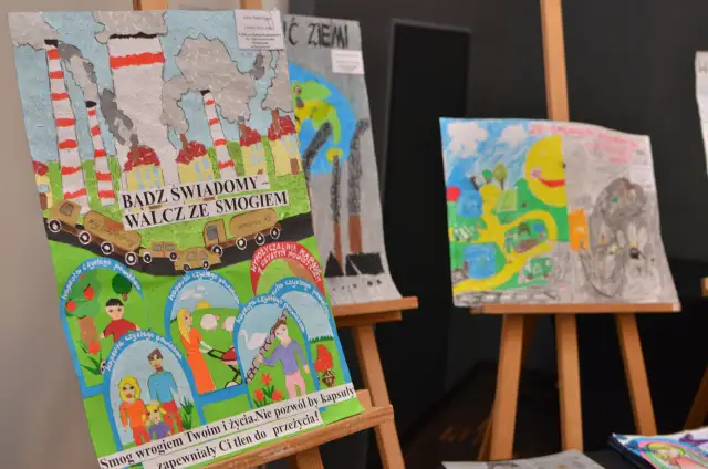 Dzieci malują, jak zapobiegać smogowi. Praca pokazuje fabryki z dymem i hasło "Bądź świadomy – walcz ze smogiem".