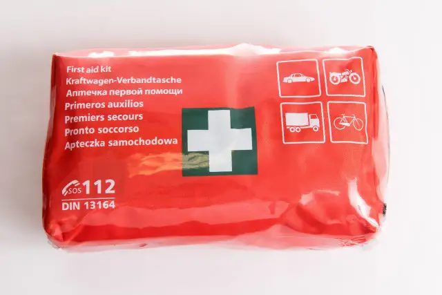 Bezpieczna apteczka DIN 13164: Gdzie kupić, by nie żałować?