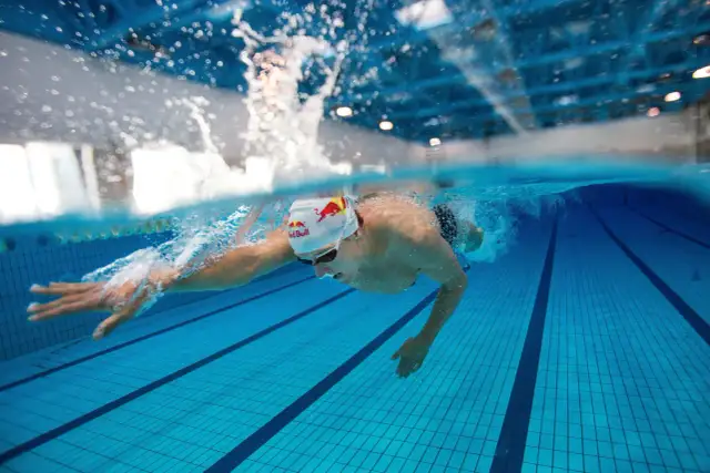 Szybki kraul: Opanuj technikę i przyspiesz pływanie!