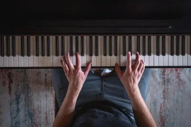 Jak nauczyć się grać na fortepianie jazzowym - kompletny poradnik dla początkujących