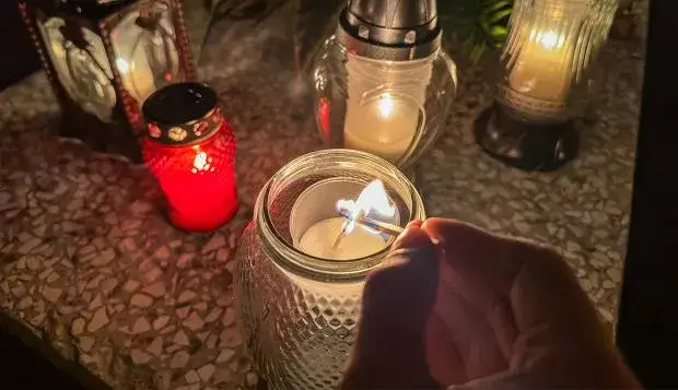 Dlaczego nie wolno palić zniczy na pogrzebie? Odkryj ukryte przyczyny