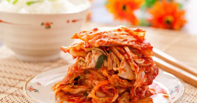 Kimchi: probiotyczna bomba czy ryzyko? Wpływ na Twoje zdrowie.