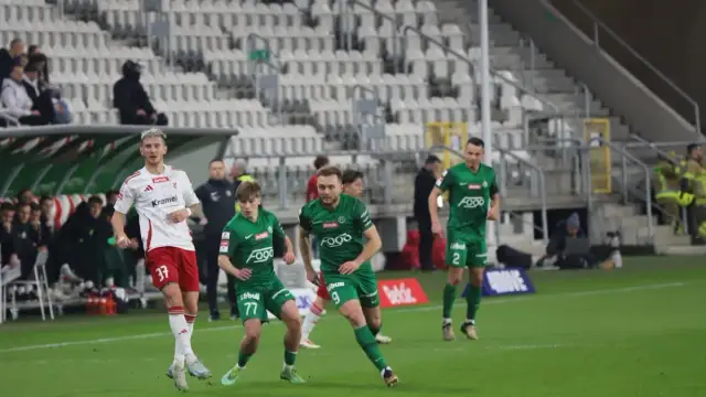 Zarobki piłkarzy Warty Poznań: prawda o ich wynagrodzeniach i problemach