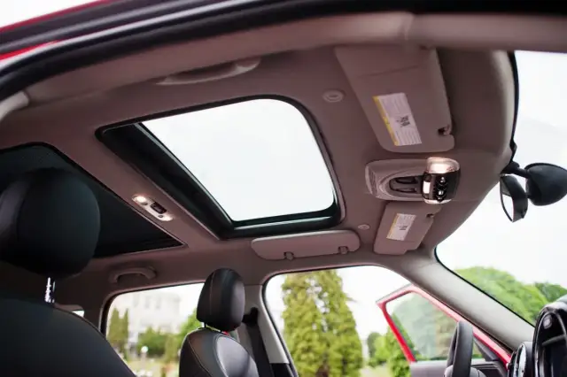 Dach panoramiczny w samochodzie: zalety, wady i co warto wiedzieć