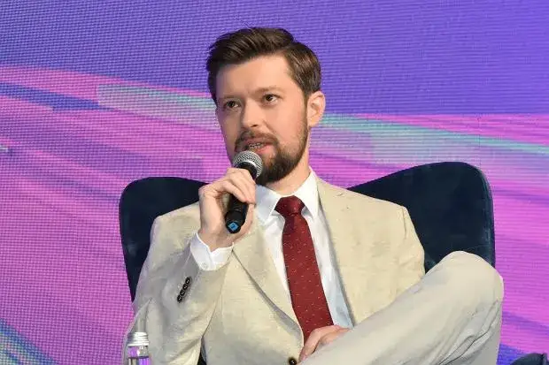 Remigiusz Mróz z kim jest obecnie? Zaskakujące szczegóły z życia osobistego.