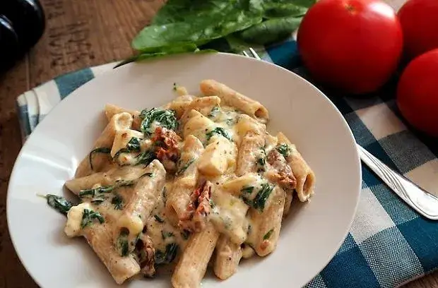 Penne z kurczakiem i szpinakiem w sosie śmietanowym - szybki przepis na obiad