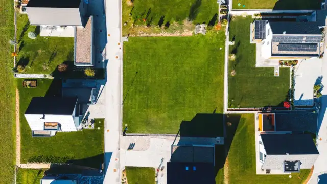 Co można postawić w granicy działki? Sprawdź, zanim zaczniesz budować