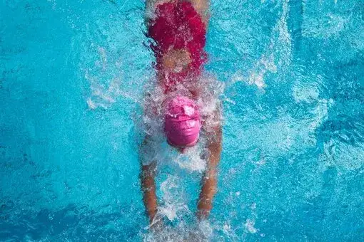 Jaki styl pływania dla kręgosłupa? Najlepsze i najgorsze wybory