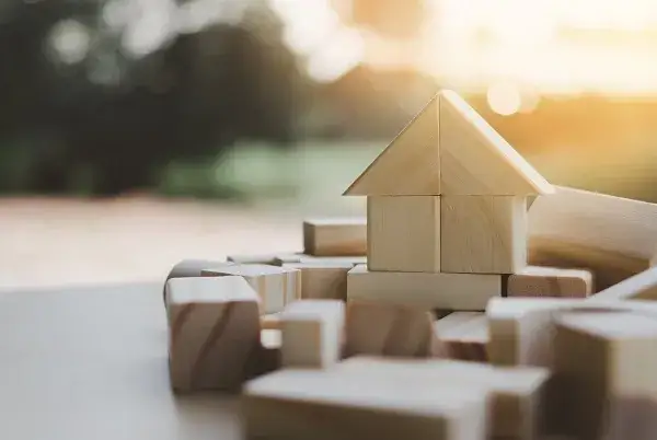 Czym się różni dom letniskowy od całorocznego? Kluczowe różnice i koszty