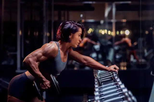 BCAA przed treningiem: Ile i kiedy? Maksymalizuj efekty!