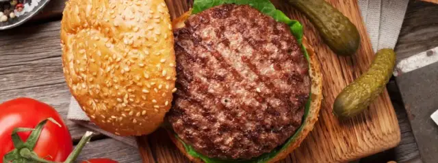 Jakie mięso na burgera? Odkryj najlepsze opcje dla smaku i soczystości