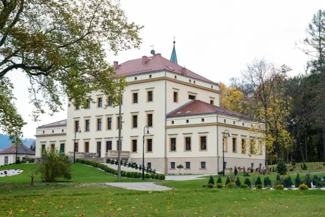 Pałac w Lubiechowej: niezwykły hotel z historią w Górach Kaczawskich