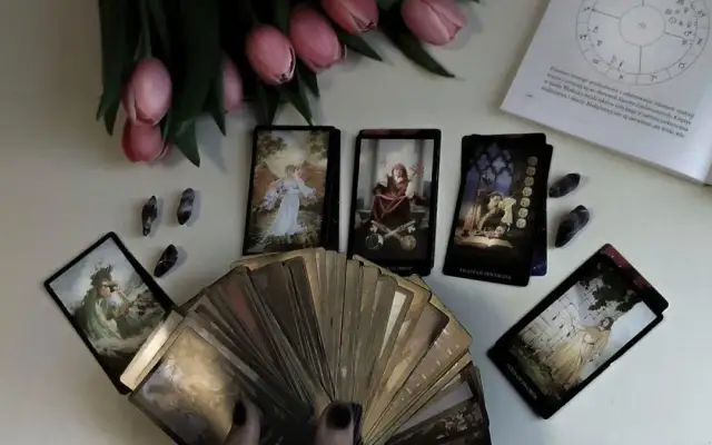 Dlaczego tarot jest niebezpieczny? Zagrożenia duchowe i psychiczne wróżenia