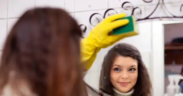 Jak umyć lustro pianką do golenia i uniknąć parowania?